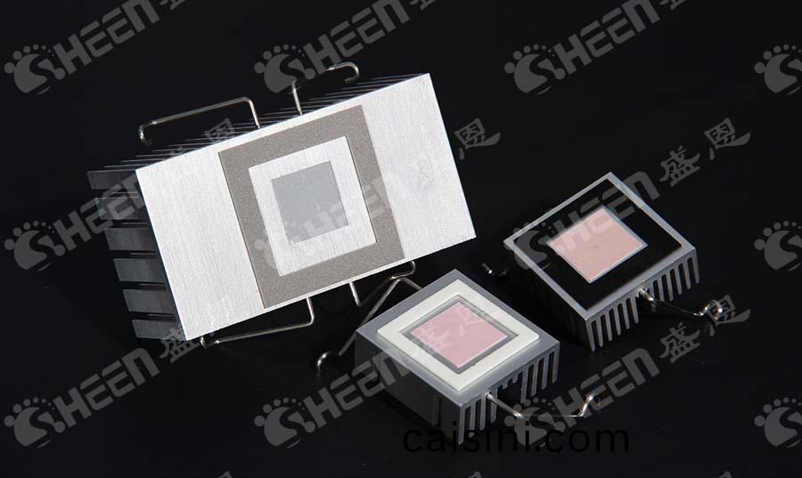 導熱材料在(zai)提陞(sheng)電子産品(pin)散熱(re)傚率中的關鍵作用